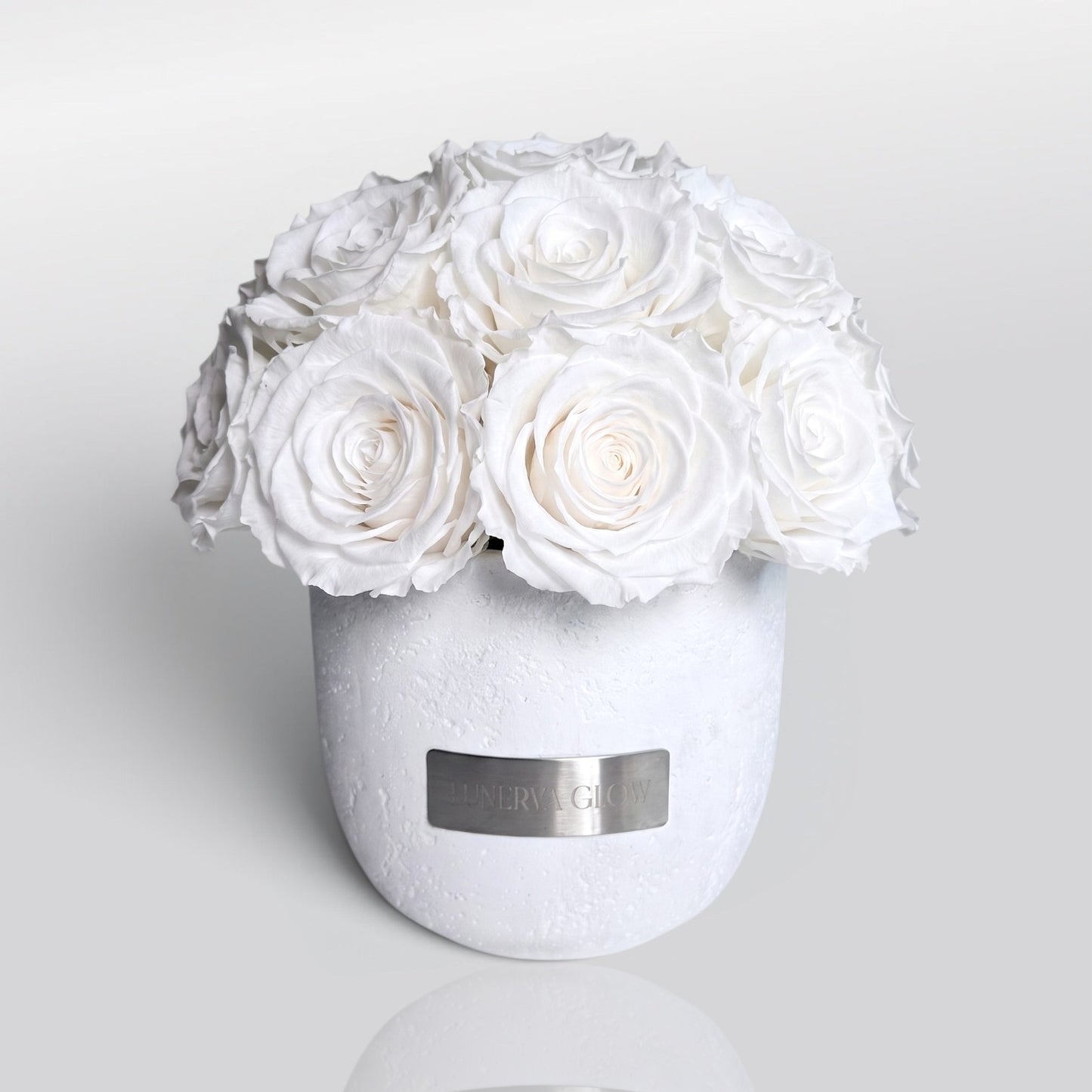 Weisse Betonvase mit weißen konservierten Rosen | LUNERVA GLOW 