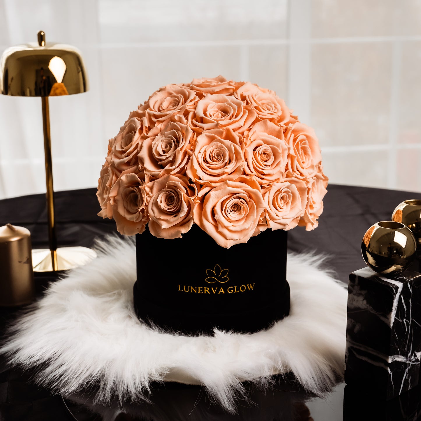 Elegante schwarze Blumenbox aus Samt in Mushroom Optik mit 1 bis 3 Jahren haltbaren echten infinity Rosen in Peach | Lunerva Glow 