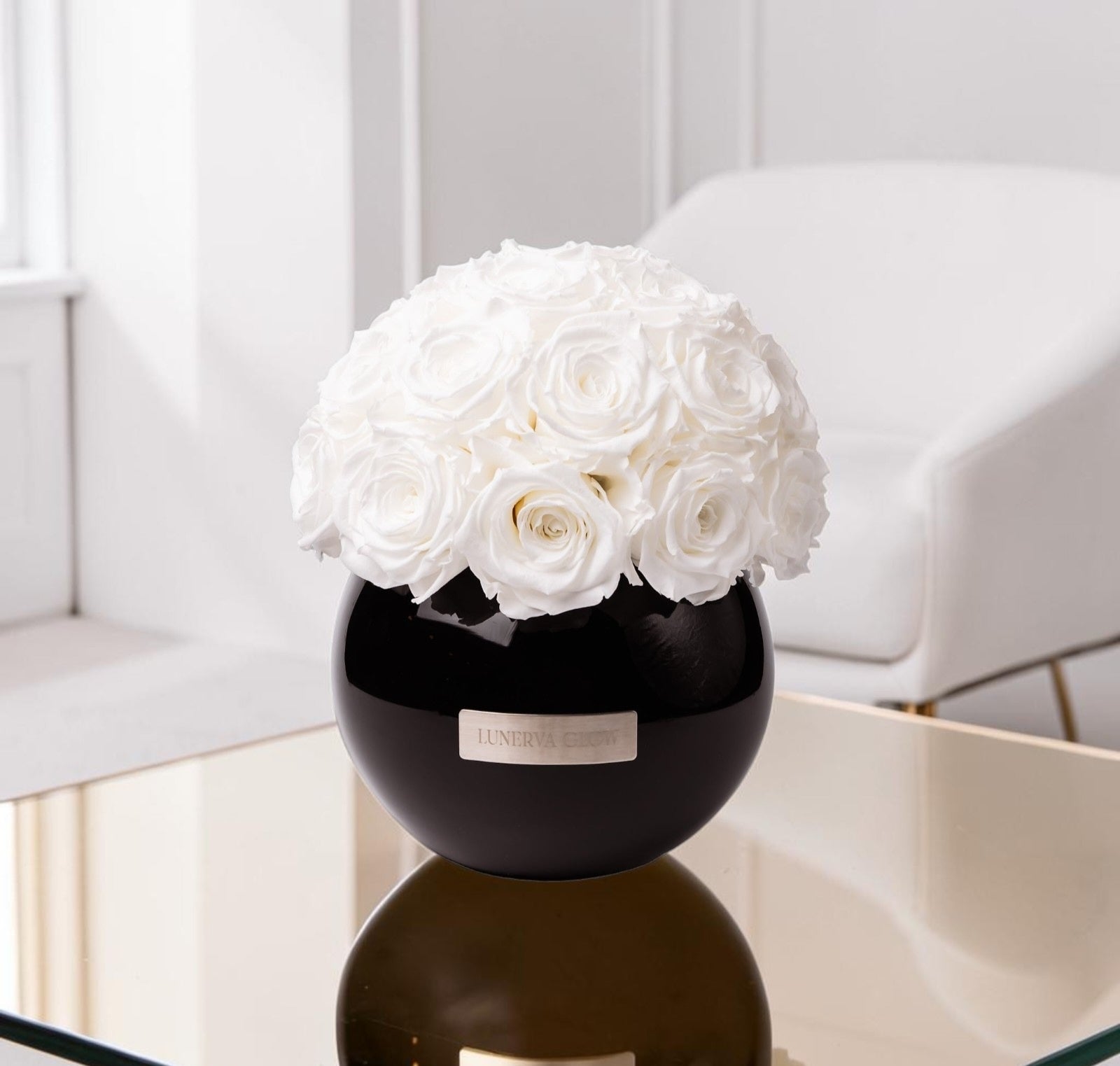 Schwarze Glasvase mit haltbaren Weißen Rosen. Eine exklusive Decoration für jeden Raum| LUNERVA GLOW 