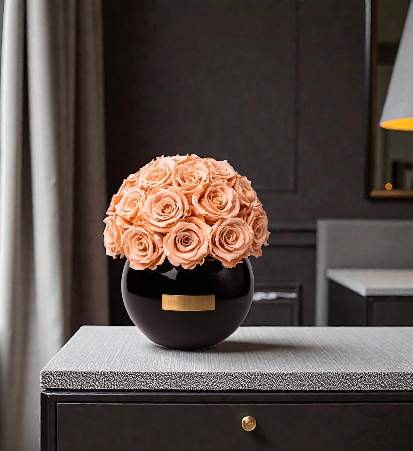 Schwarze runde Glass mit Peach konservierten Rosen als elegante Raumdekoration | Lunerva Glow 