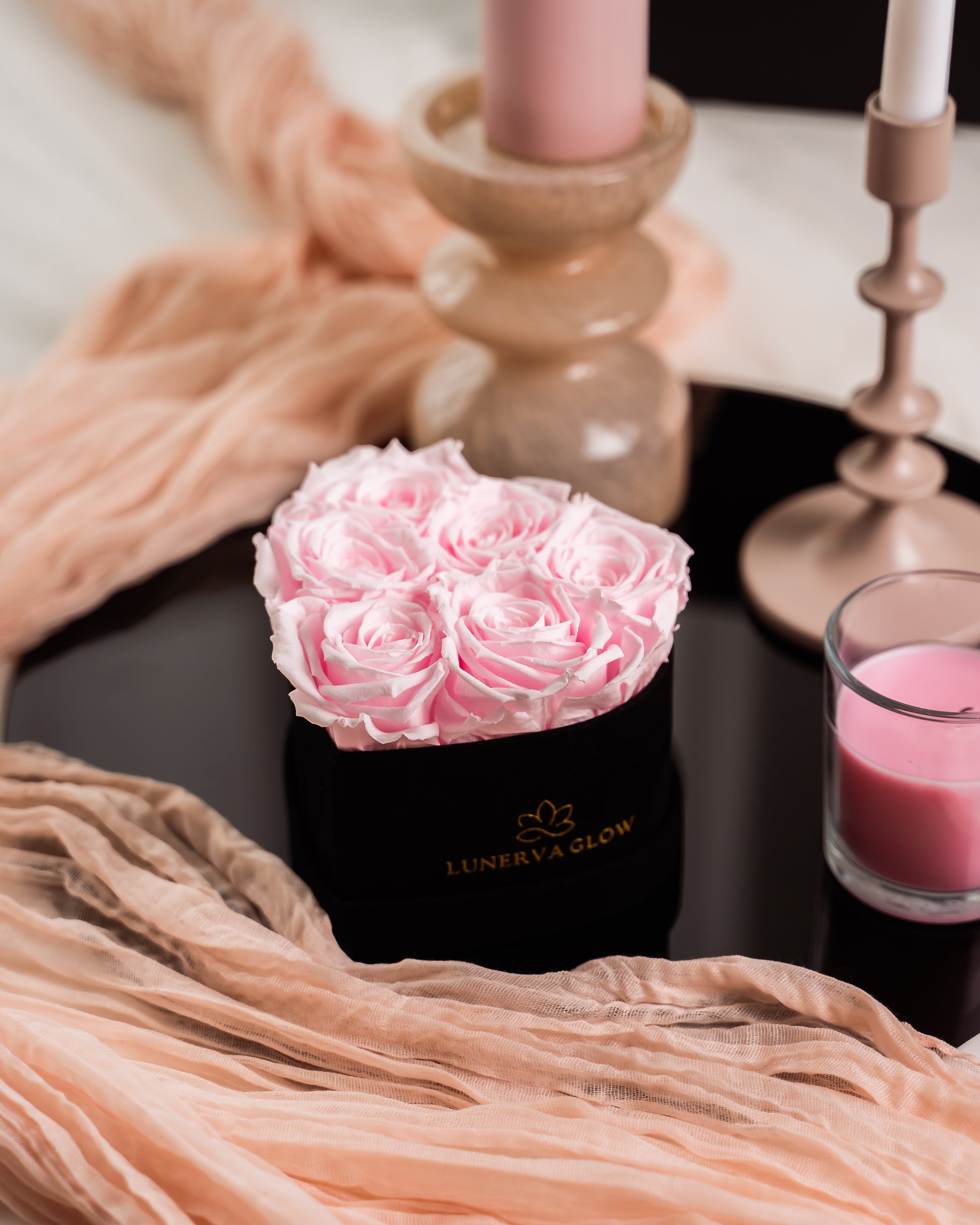 Lifestyle kleines schwarzes Herzbox aus samt mit infinity Hellrosa Rosen | LUNERVA GLOW 