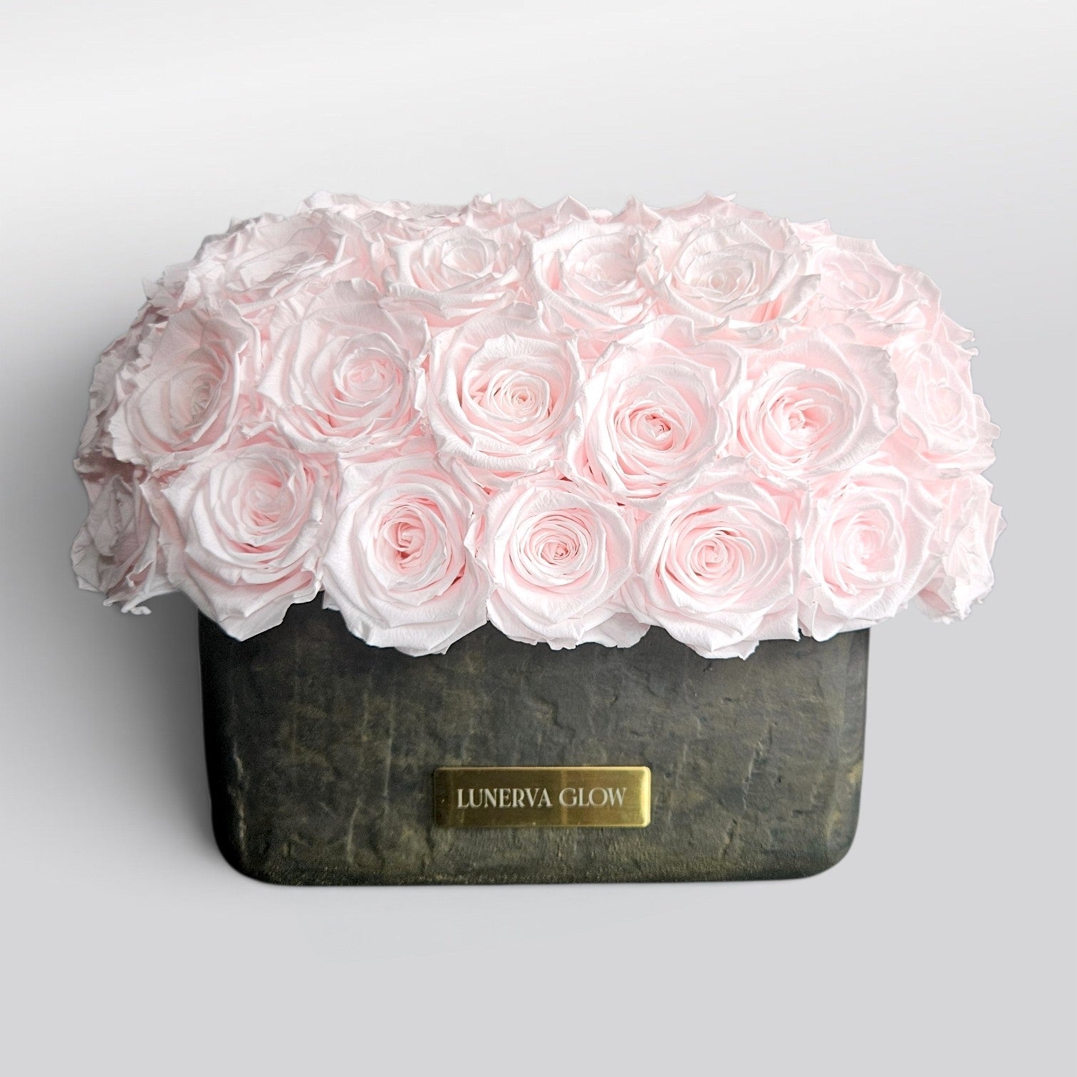Elegante Ovale Vase aus Stein mit Bridalpink konservierten Rosen | LUNERVA GLOW 