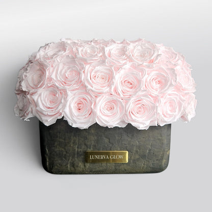 Elegante Ovale Vase aus Stein mit Bridalpink konservierten Rosen | LUNERVA GLOW 