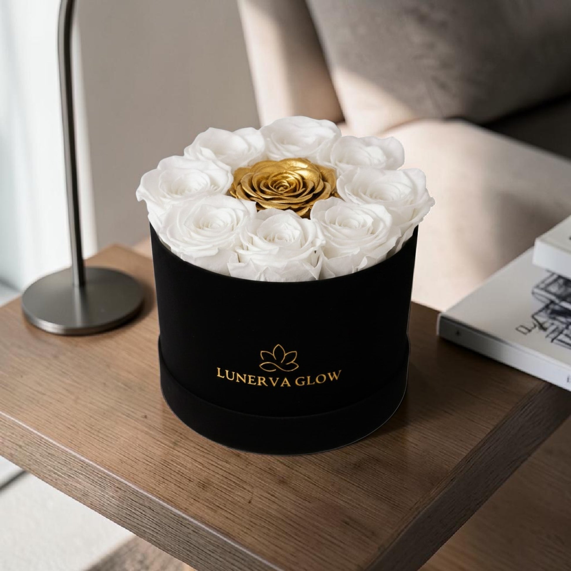 Schwarze runde Blumenbox mit Weißen und Goldene konservierten Rosen. | Lunerva Glow 