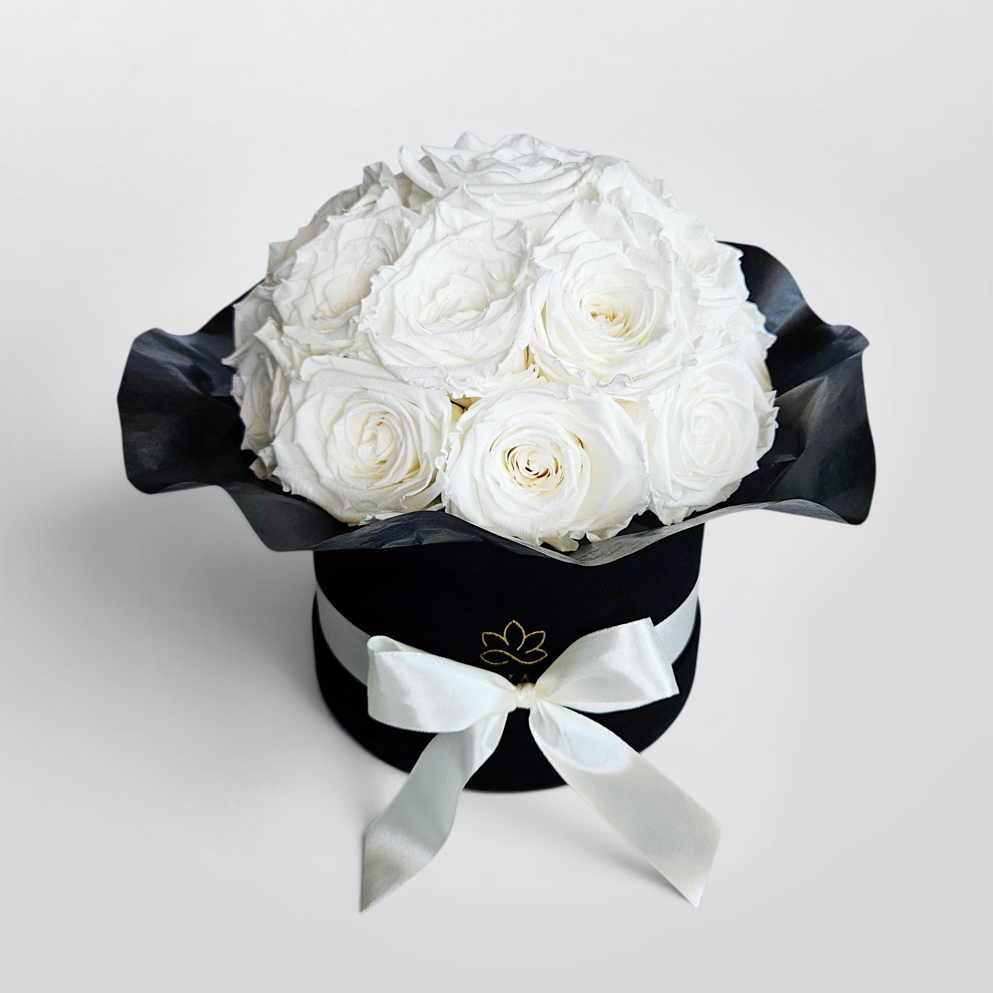 Schwarze Splendid Infinity Blumenbox aus Samt mit weisse konservierten Rosen | LUNERVA GLOW 