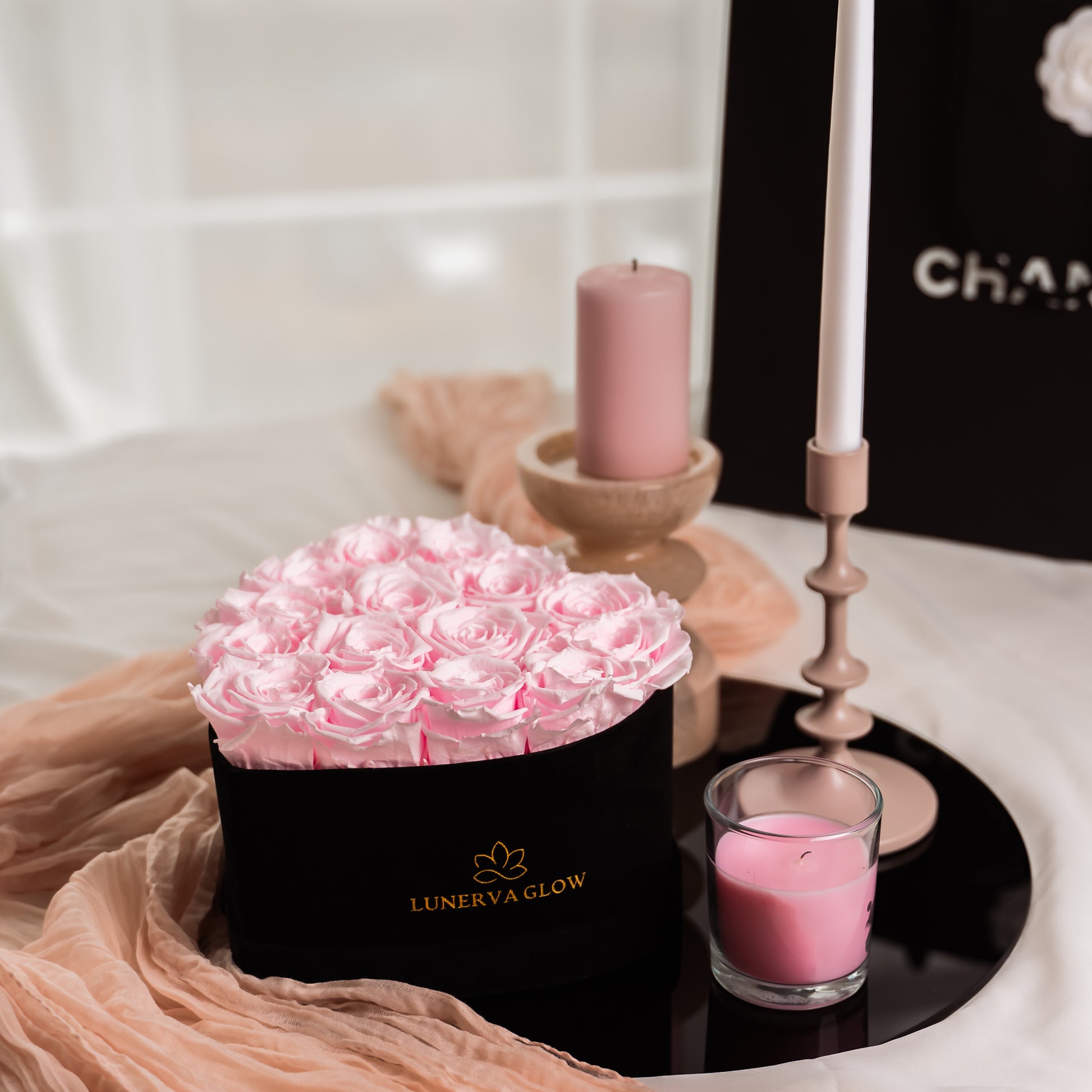 Samt Herzbox mit hellrosa haltbaren Rosen,  die Jahrelang blühen. Ein Geschenk mit echten Rosen in Herzform | LUNERVA GLOW 