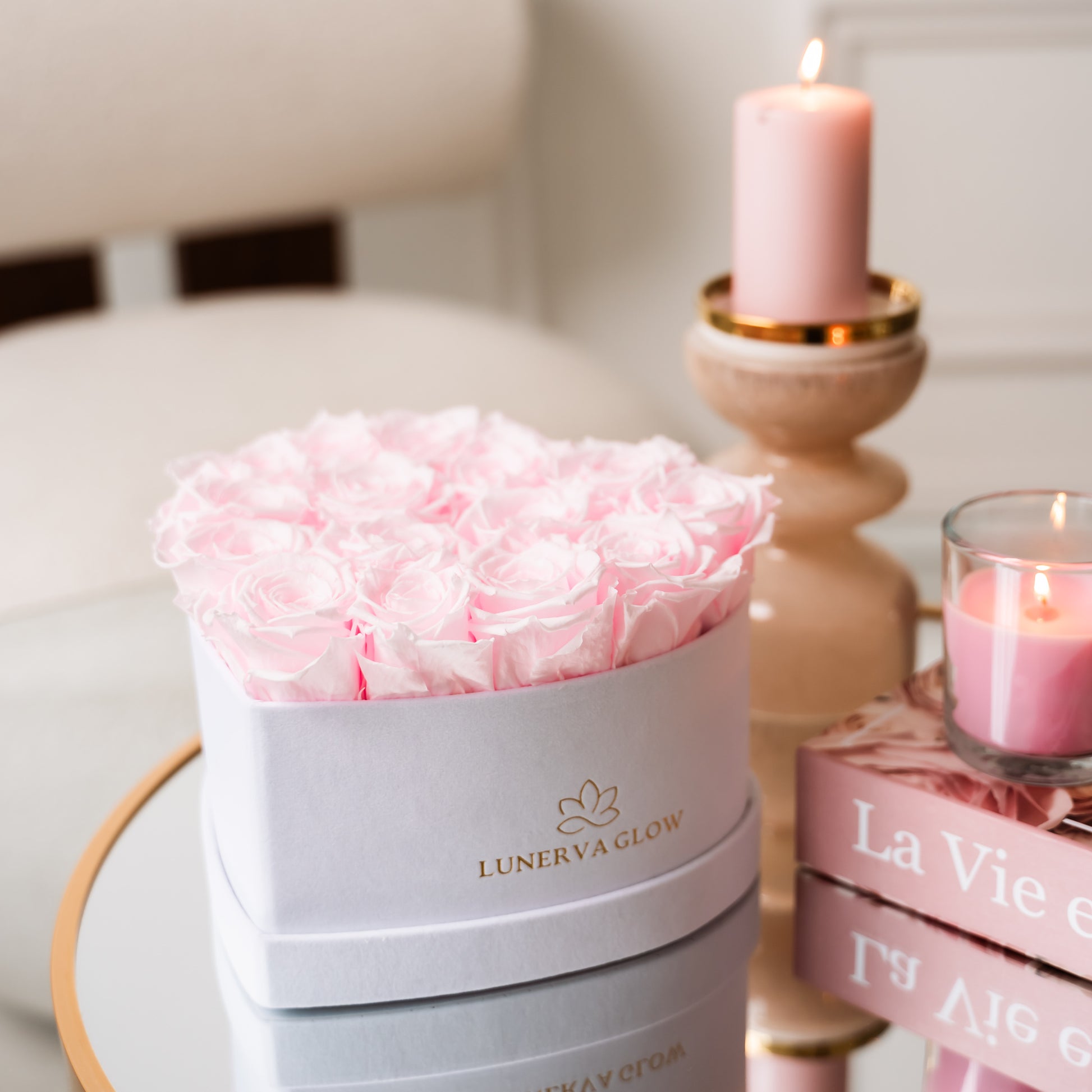 Weiße Infinity Herzbox aus Samt gefüllt mit konservierten Rosen in Bridalpink als romantisches Geschenk zum Muttertag |Lunerva Glow 