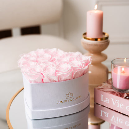 Weiße Infinity Herzbox aus Samt gefüllt mit konservierten Rosen in Bridalpink als romantisches Geschenk zum Muttertag |Lunerva Glow 