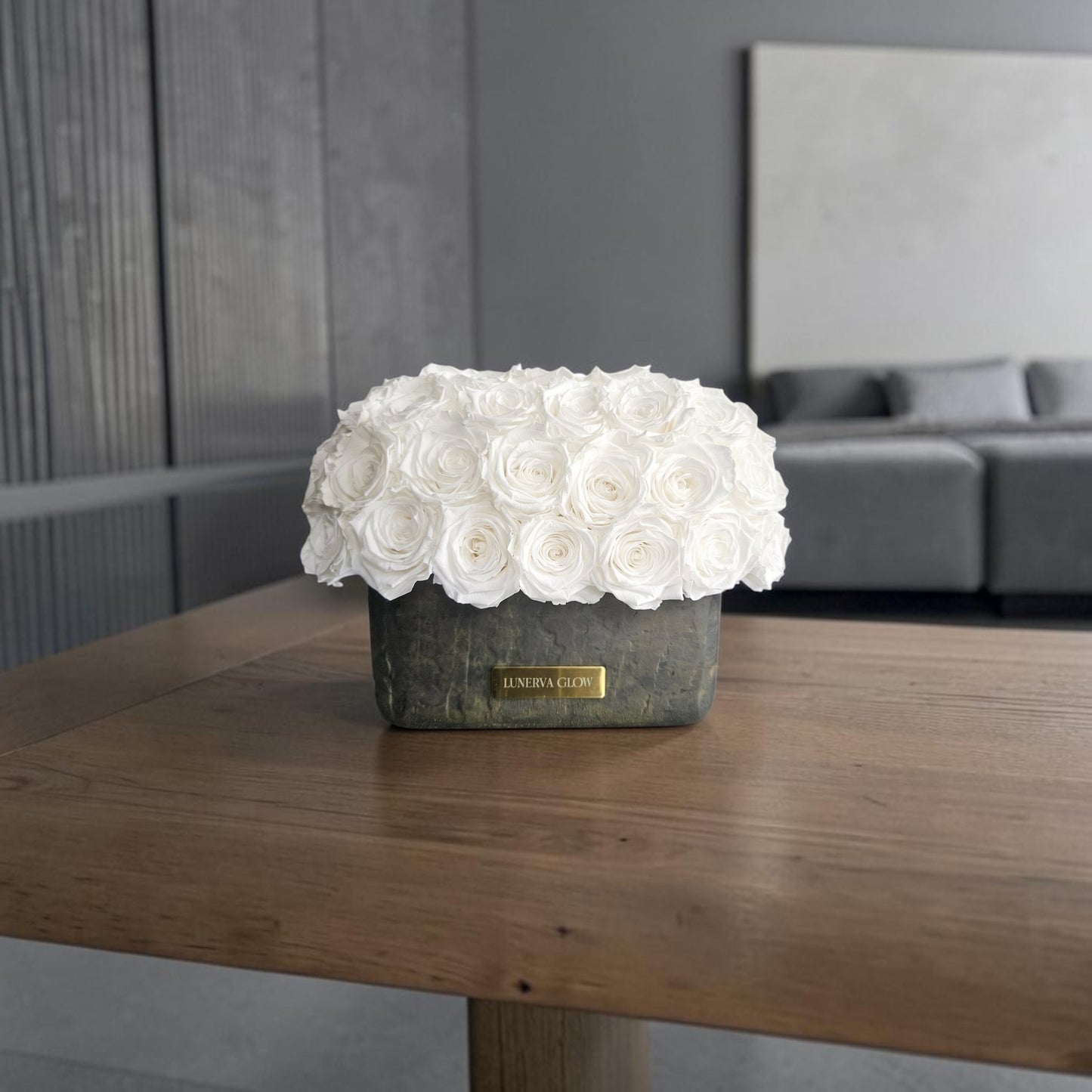 Raumdekoration Ovale schwarz_goldene Vase mit weißen haltbaren Rosen | LUNERVA GLOW 