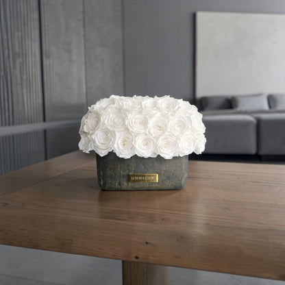 Raumdekoration Ovale schwarz_goldene Vase mit weißen haltbaren Rosen | LUNERVA GLOW 