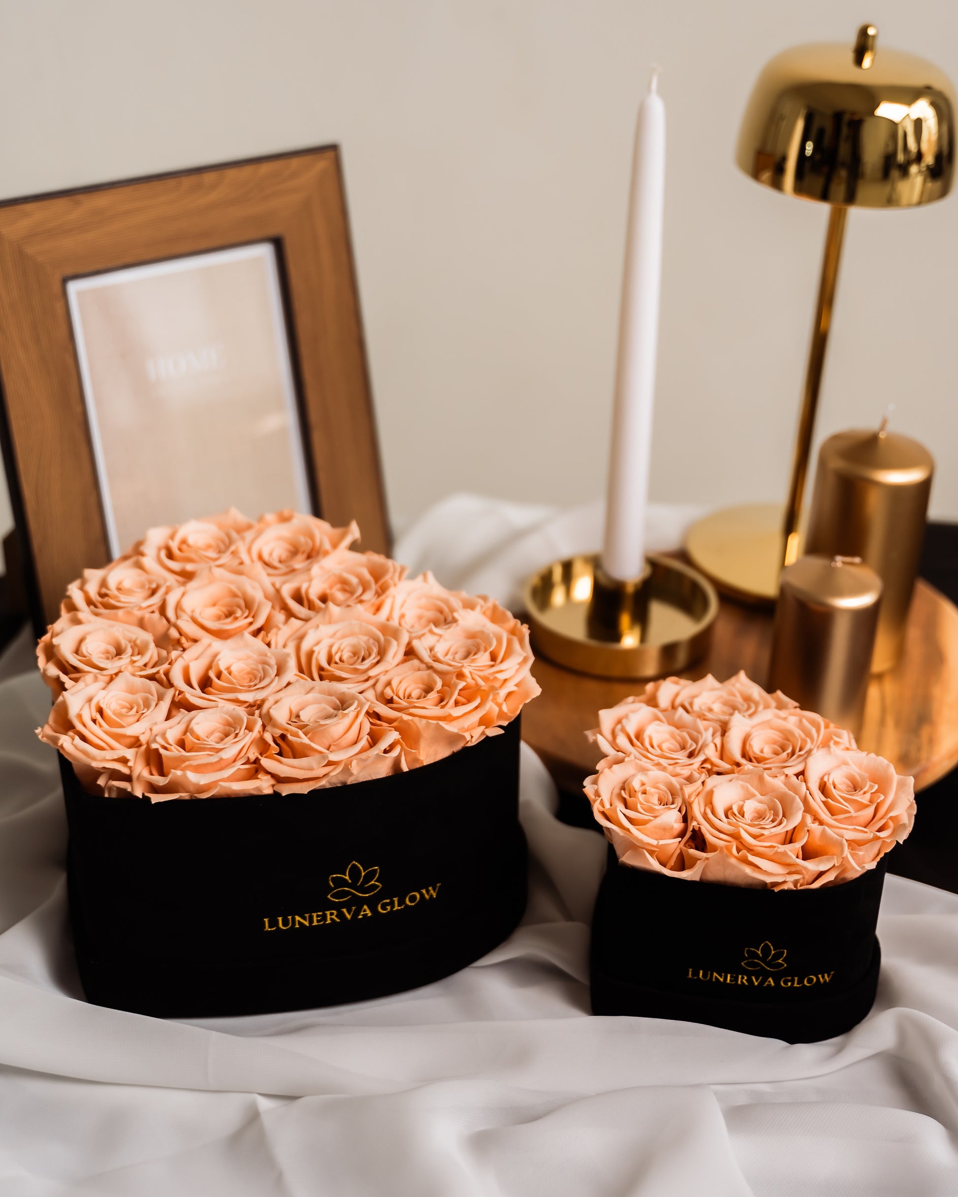 Kleines Herbox aus Samt gefüllt mit ewigen Peach Rosen | LUNERVA GLOW 