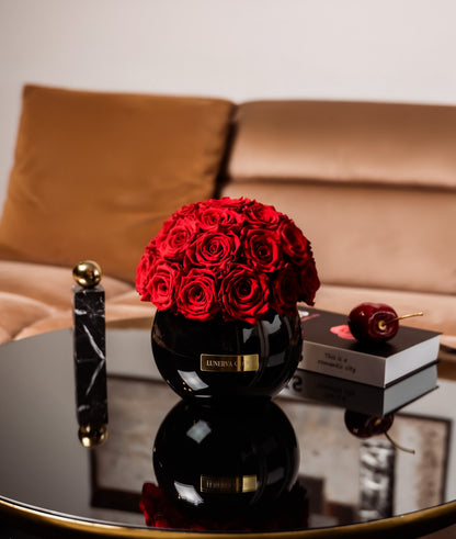 Lifestyle Inspiration für dein Zuhause. Echte konservierte Royal Red Rosen in schwarzer Glass Vase arrangiert | Lunerva glow 