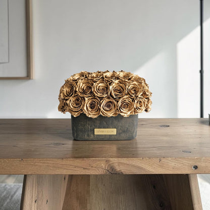 Luxuriöse Ovale Vase aus Stein mit konservierten Goldenen Rosen.  Elegante Dekoration | LUNERVA Glow 