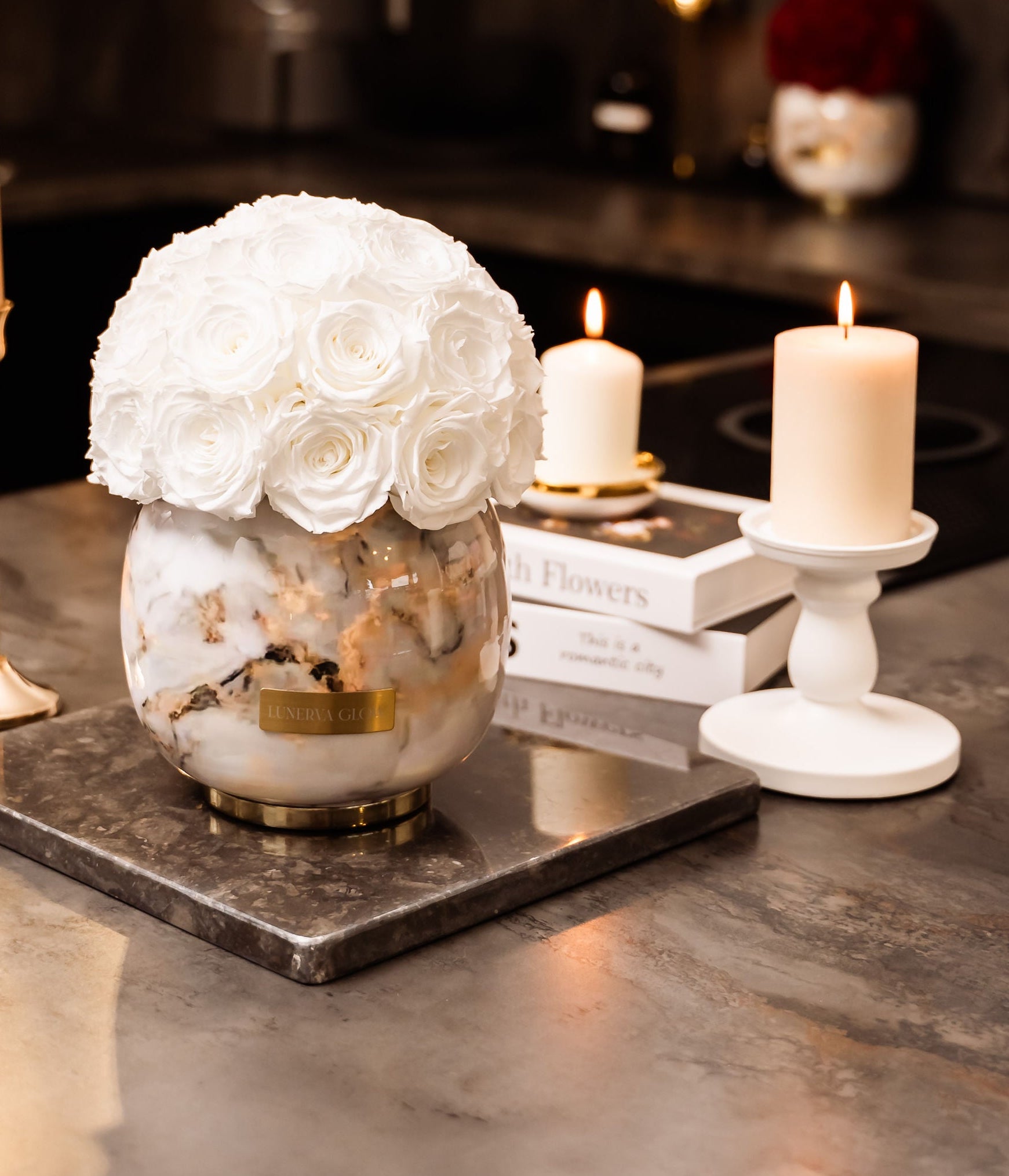 Extravagante Vase mit aufwendiger Muster und elegante weisse konservierten Rosen, die Jahre Halten | Lunerva Glow 