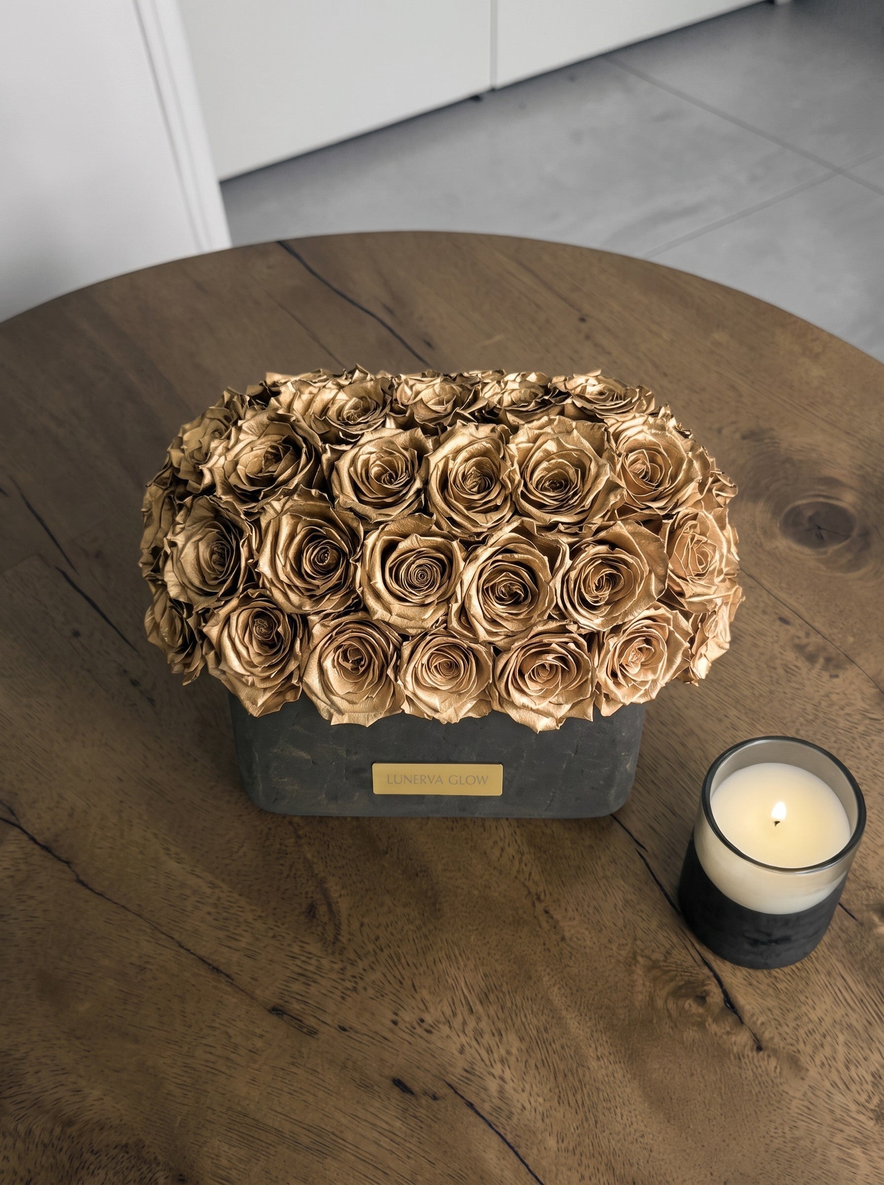 Ovale Schwarz-Goldene Vase mit goldenen ewigen Rosen | LUNERVA GLOW 