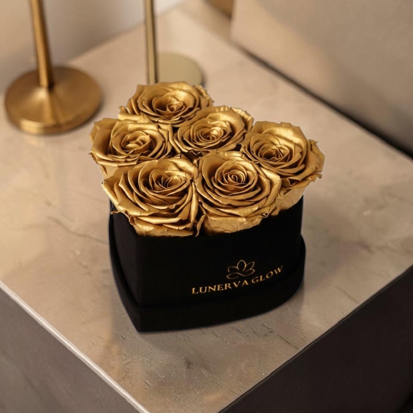 Kleines schwarzes Infinity Herzbox mit goldenen kontaktieren Rosen | LUNERVA GLOW 