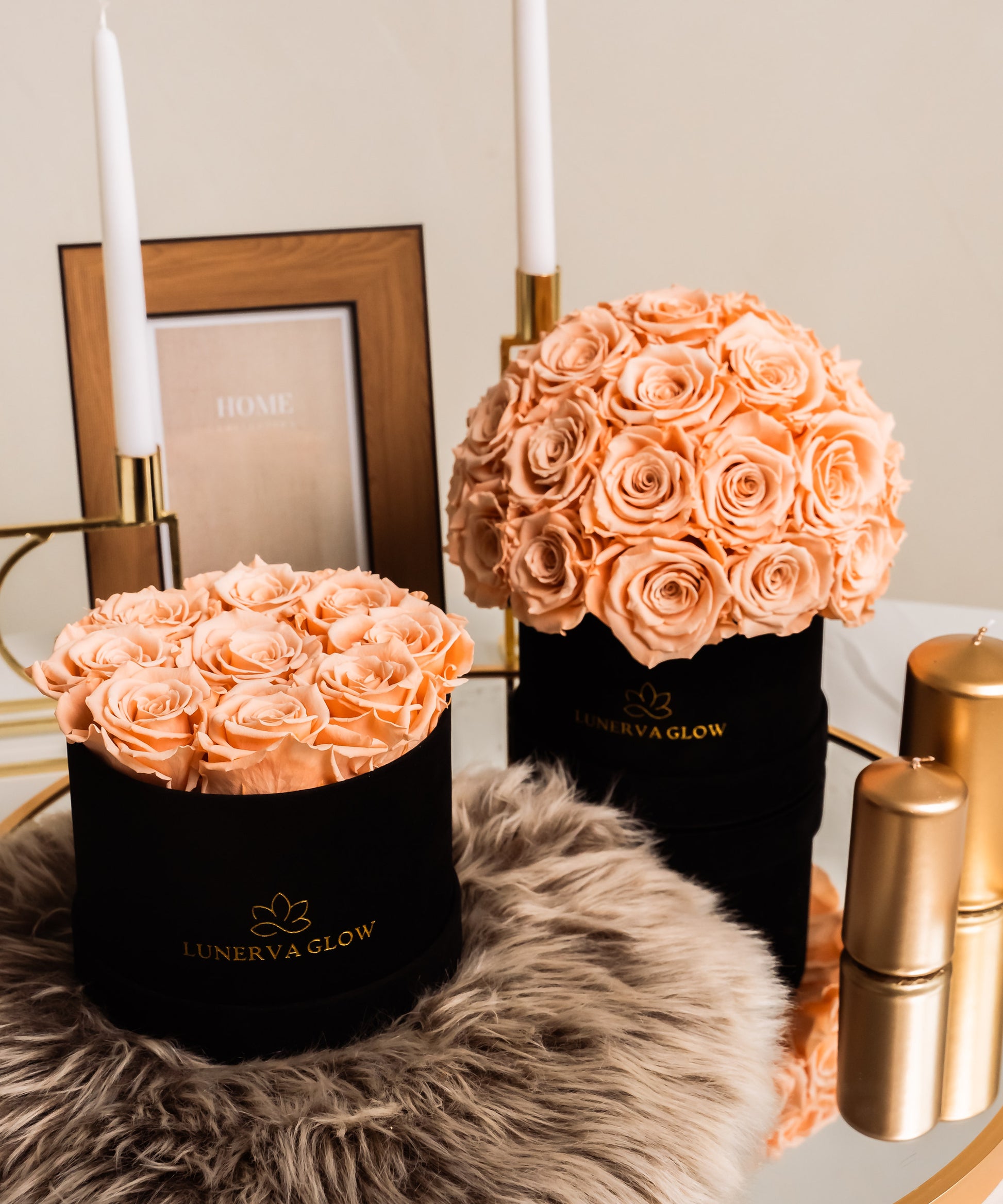 Schwarze Infinity Blumenbox mit Peach konservierten Rosen. Elegante Raumgestaltung mit echten Infinity Rosen die jahrelang frisch bleiben | Lunerva Glow 