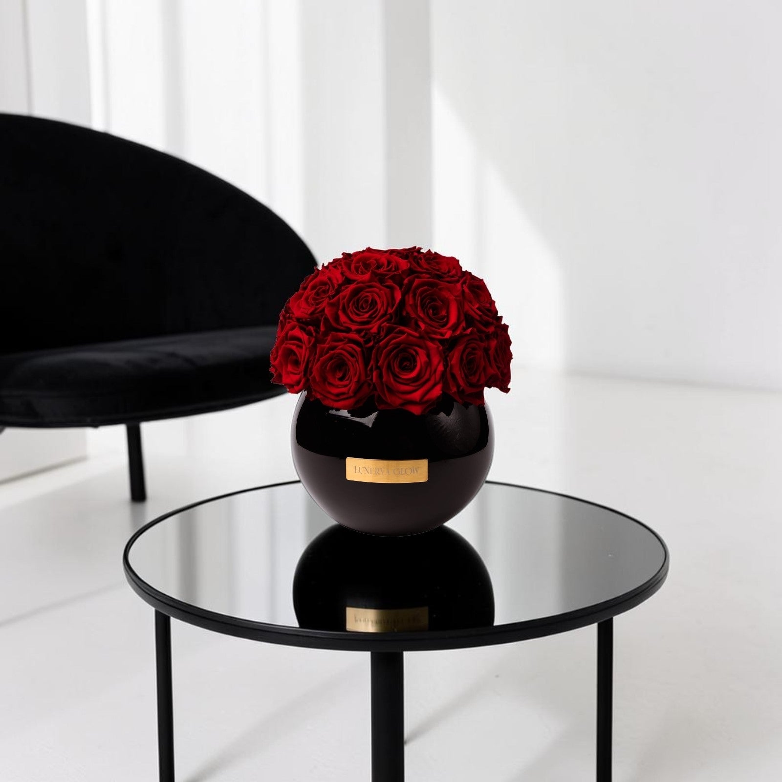 Elegante minimalistische Glassvase in schwarz gefüllt mit echten natürlichen konservierten Rosen in Rot | LUNERVA GLOW 