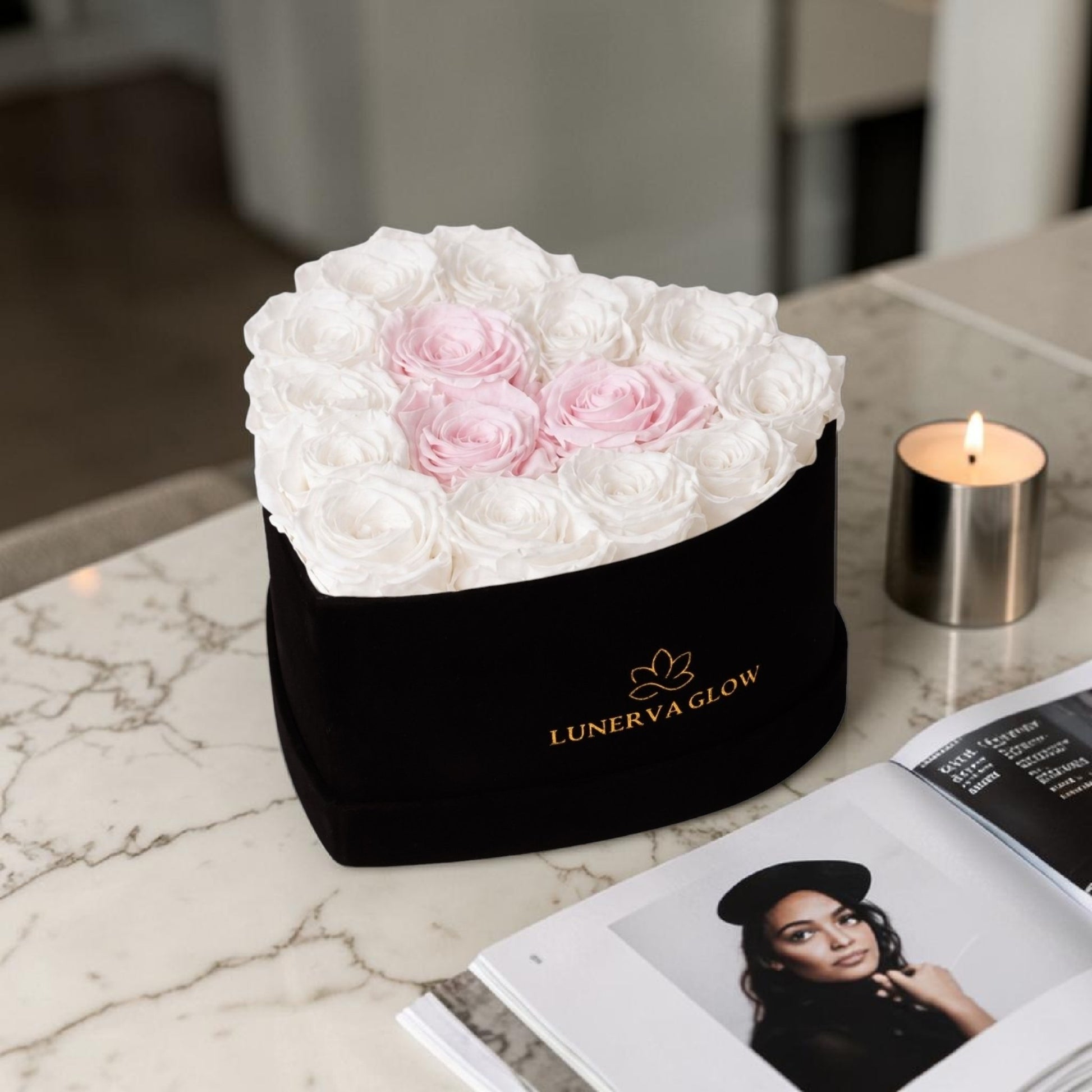 Schwarze Infinity Herzbox mit Weiße und Bridalpink Rosen| Lunerva Glow 