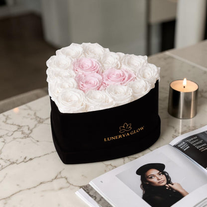 Schwarze Infinity Herzbox mit Weiße und Bridalpink Rosen| Lunerva Glow 