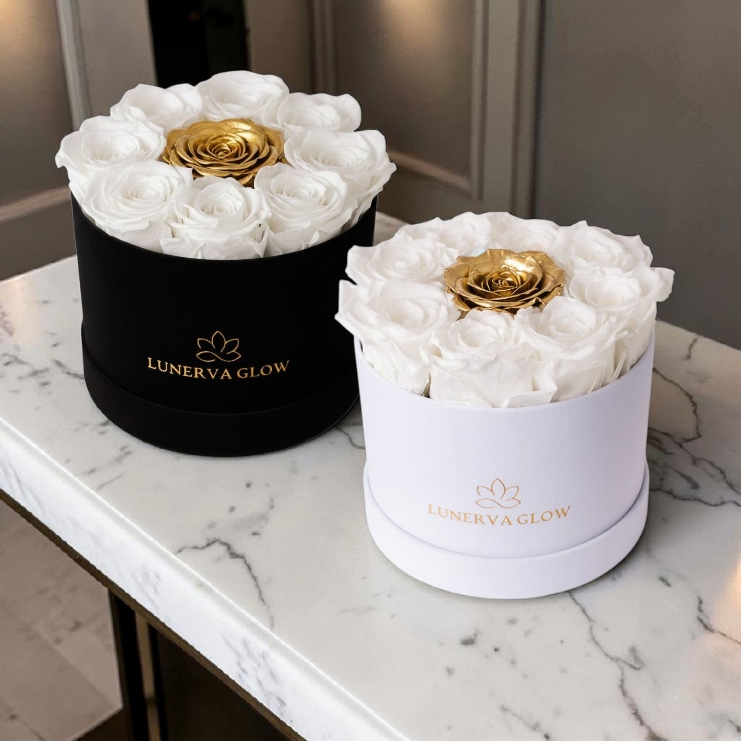 Schwarze und Weiße Infinity Rosenboxen mit Weiße und Goldene Rosen Mix | Lunerva Glow 