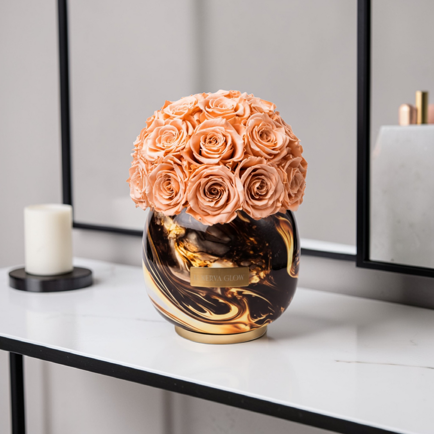 Matallvase mit aufwendiger Muster und haltbaren Peach Rosen als Decorative Inspiration oder als besonderes Geschenk| LUNERVA GLOW 