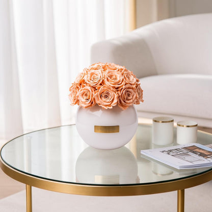 Weisse Galasvase mit konservierten Peach Rosen.