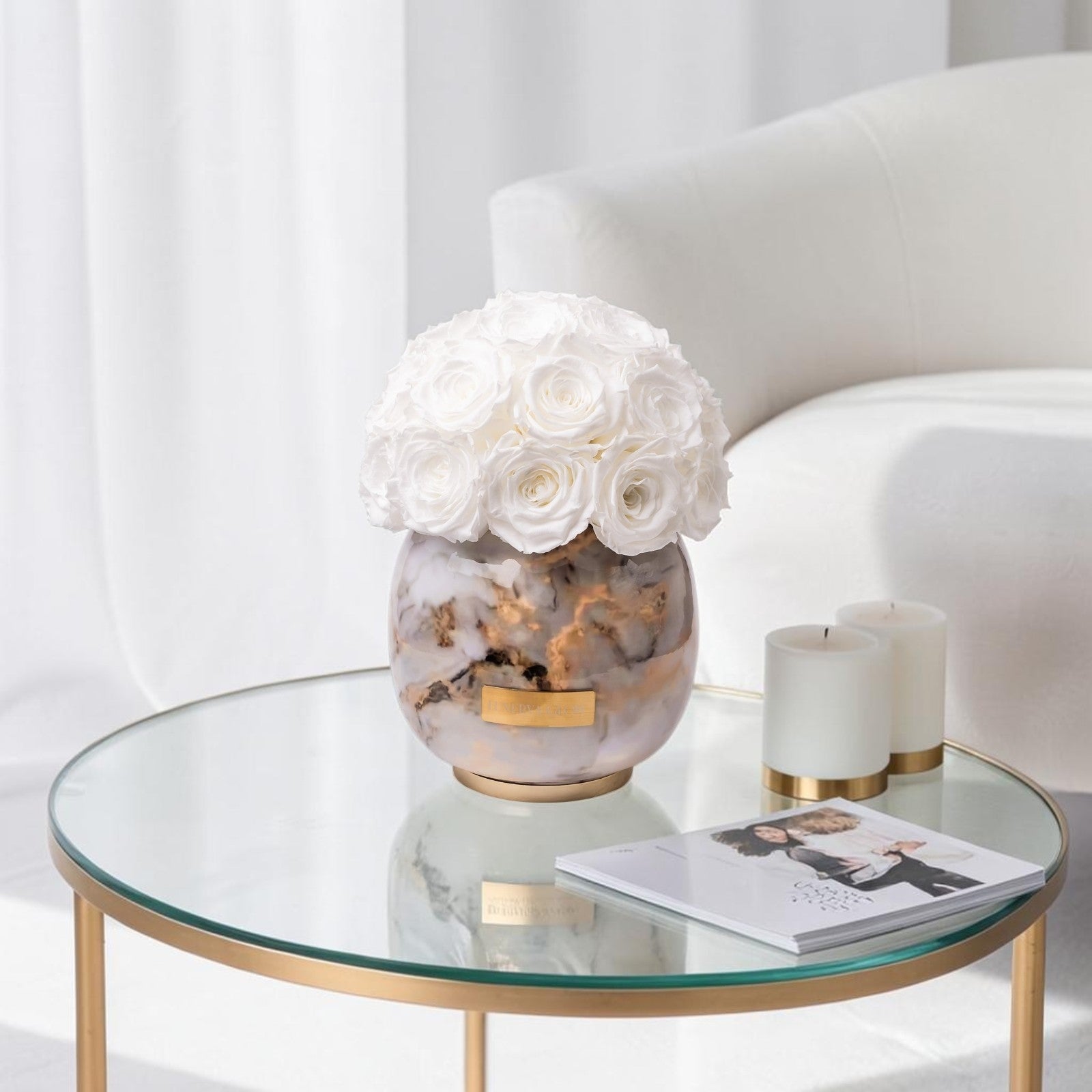 Gemusterte Metallvase weiss mit weisse konservierten Rosen | LUNERVA GLOW 