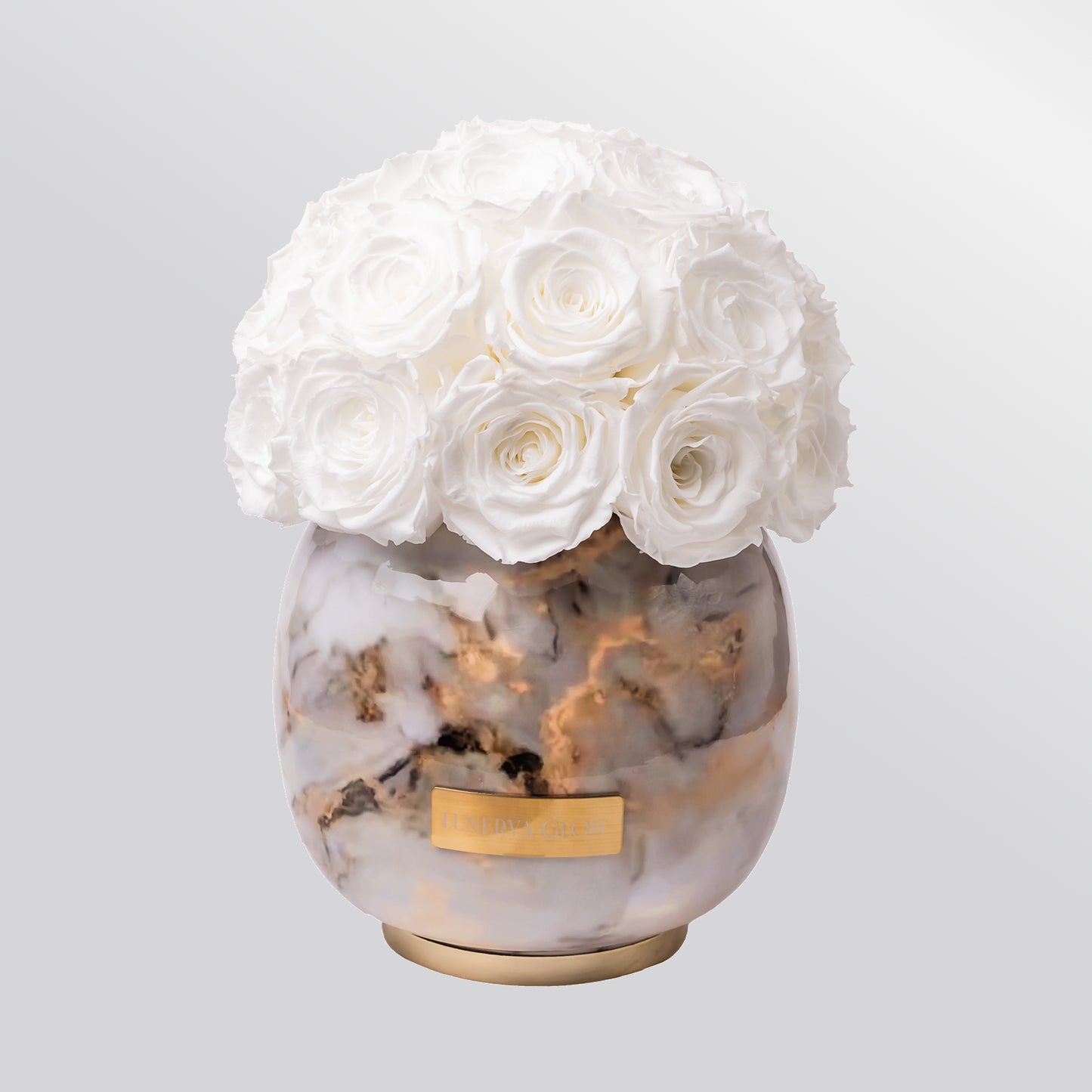 Konservierte weisse Rosen in einer Metallvase  mit aufwendiger Muster gestaltet- Lunerva Glow