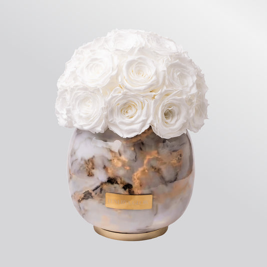 Konservierte weisse Rosen in einer Metallvase  mit aufwendiger Muster gestaltet- Lunerva Glow