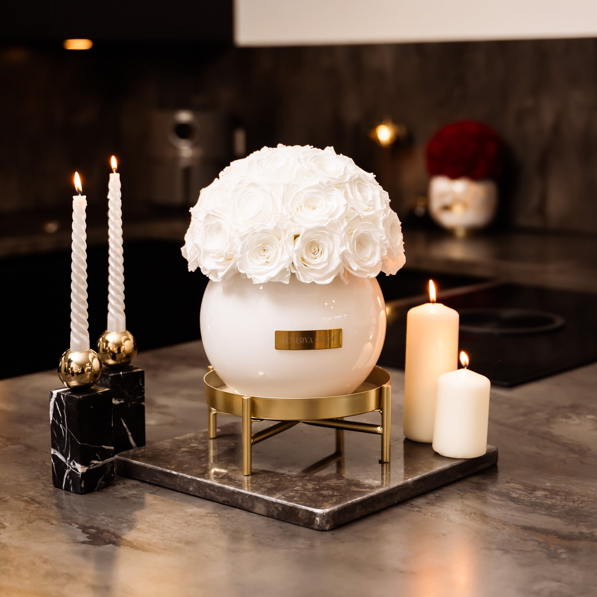 Elegante Dekoration für jeden Raum. Echte haltbare Weisee Rosen in weisser runden Vase arrangiert | Lunerva Glow 