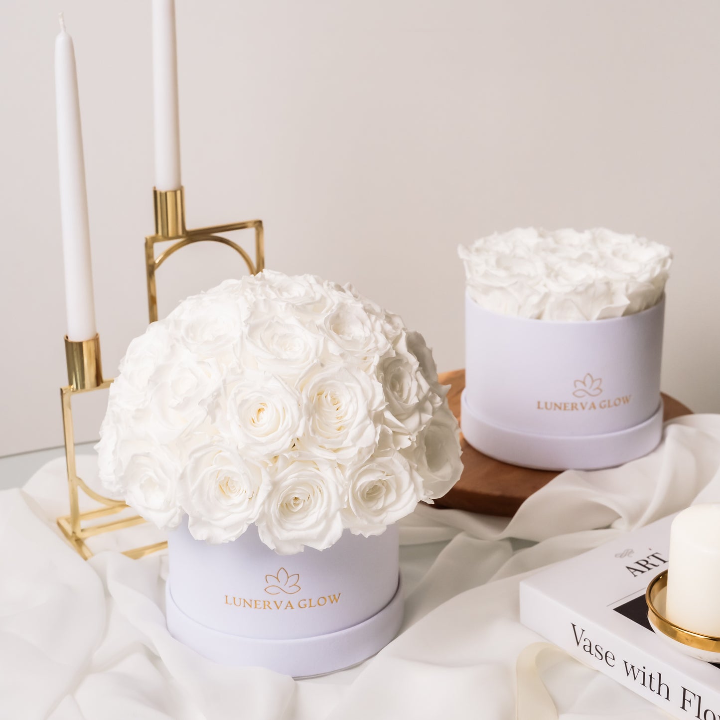 Romantische Geschenkidee weisse Rosenbox aus Samt mit weissn haltbaren Rosen | LUNERVA GLOW 