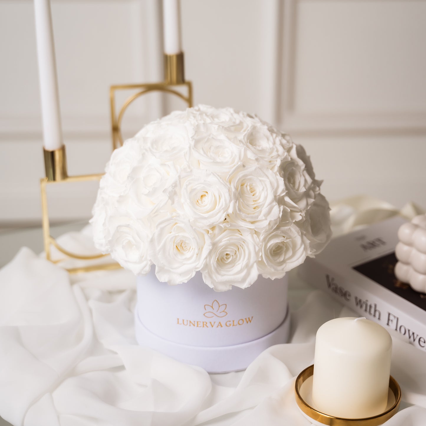 Weihnachtsdeco Inspiration. Weise Samtbox mit echten haltbaren Weissen Rosen in Mushroom Optik | Lunerva Glow 