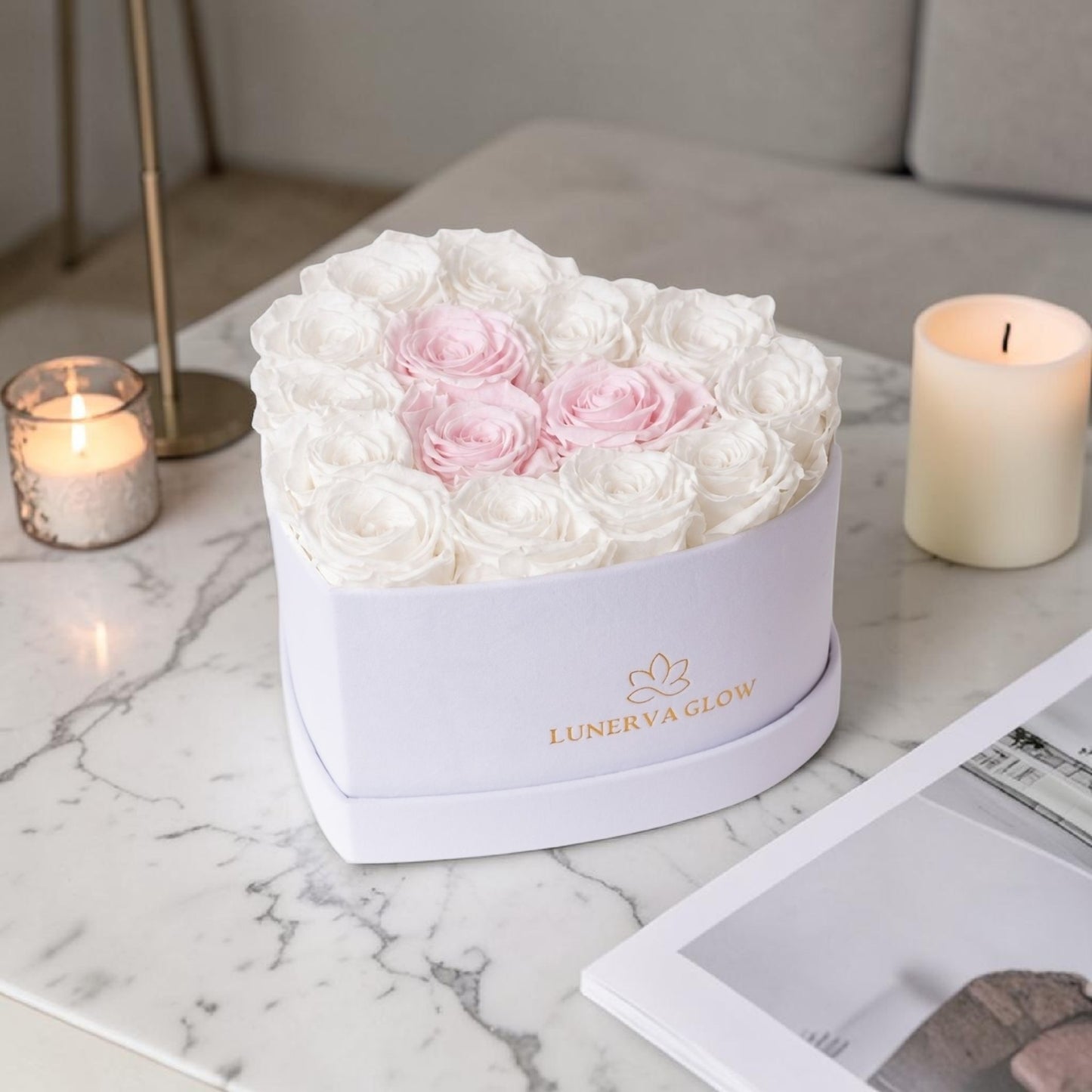 Weiße Infinity Herzbox mit Weiße und Bridal Pink Rosen Mix. | Lunerva Glow 