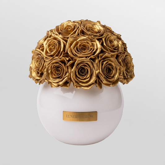 Luxuriöse weisse Glass Vase mit Infinity Rosen in metallic Gold Farbe. Elegante Decoration oder als besonderes Geschenk zum Valentinstag | Lunerva Glow 