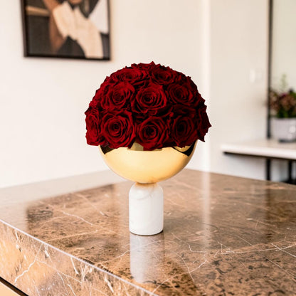 Marmor Vase mit goldener Metallschale und roten konservierten Rosen. Luxus Deco-Vase | Lunerva Glow 