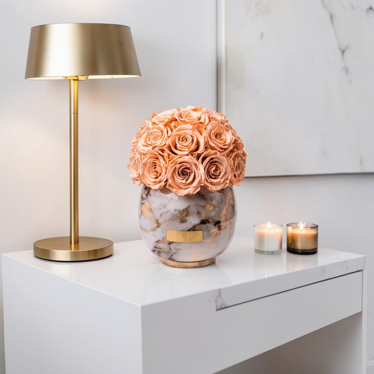 Weiße Metal Vase mit abstrakten Muster und konservierten Peach Rosen | LUNERVA GLOW 