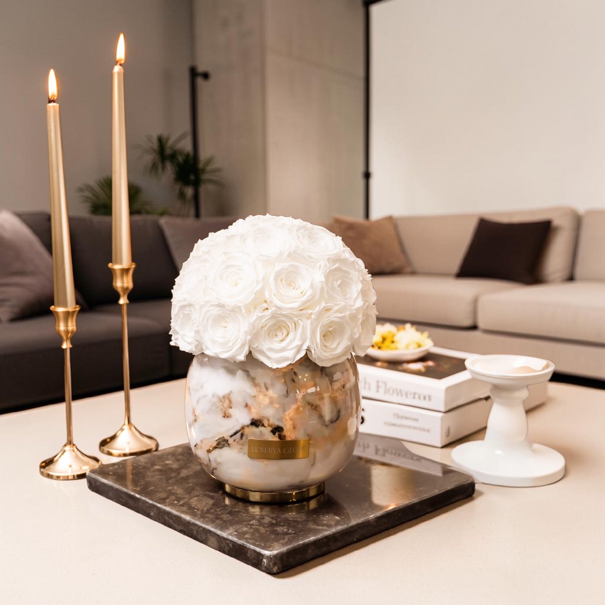 Gemusterte weisse Metallvase mit echten haltbaren weißen Rosen als Dekoration | LUNERVA GLOW 