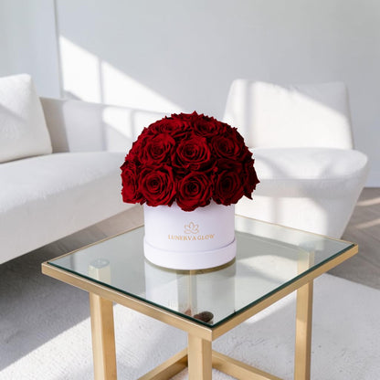 Weiße Blumenbox in Kuppelförmigen Roten Rosen als Geschenk | Lunerva Glow 