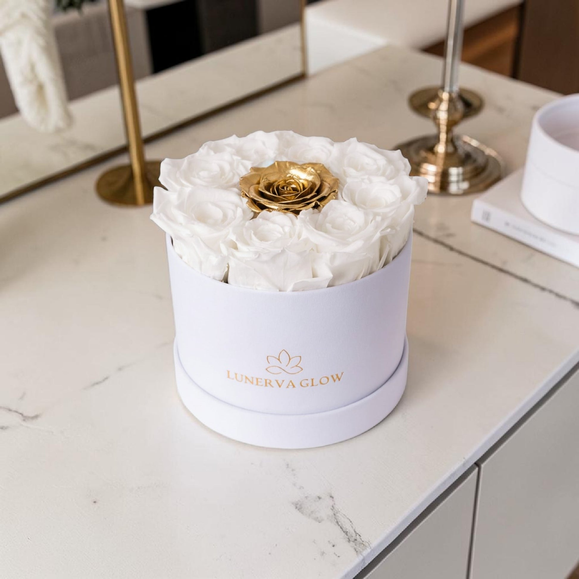 Weiße Runde Blumenbox mit weißen und goldenen ewigen Rosen Mix | Lunerva Glow 