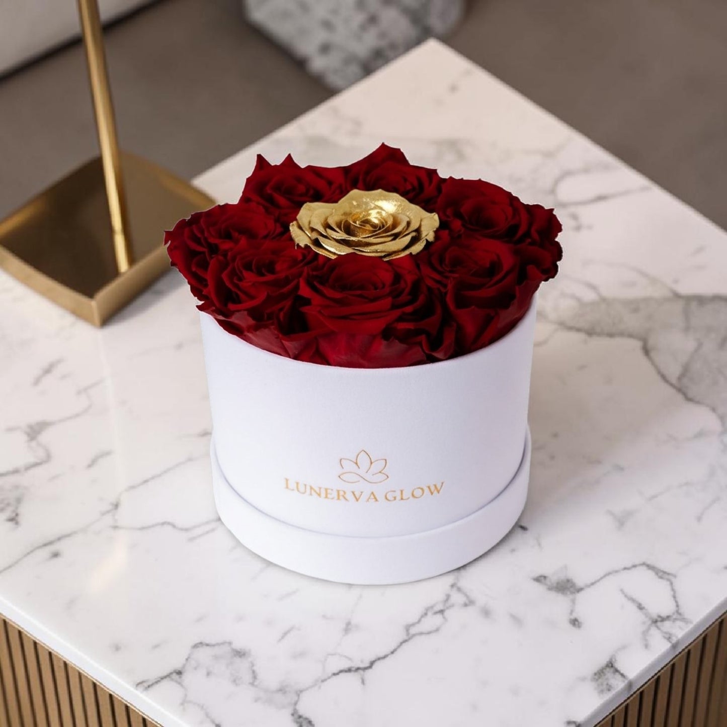 Weiße Runde Blumenbox mit Roten und Goldenen haltbare Rosen. | LUNERVA GLOW 