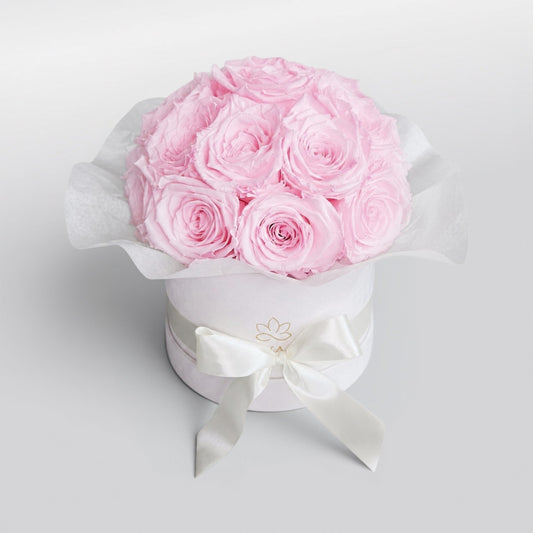 Weisse splendid Infinity Blumenbox mit Bridalpink konservierten Rosen | LUNERVA GLOW 