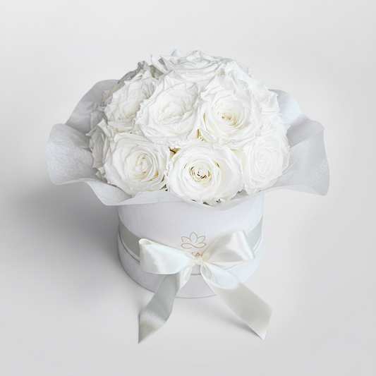 Weisse splendid Infinity Flowerbox mit weisse konservierten Rosen | LUNERVA GLOW 
