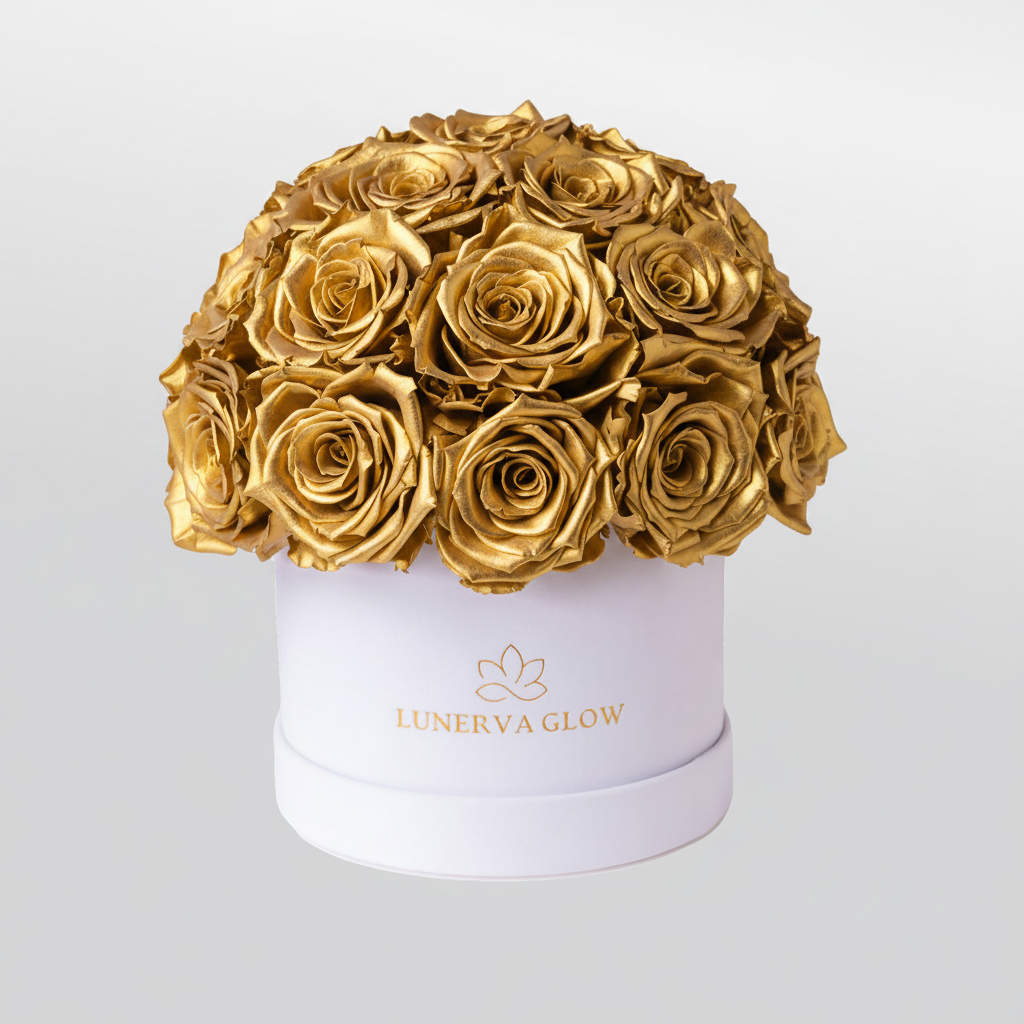 Goldene konservierte Rosen Kuppelförmig in weißer Samtbox arrangiert. | Lunerva Glow 