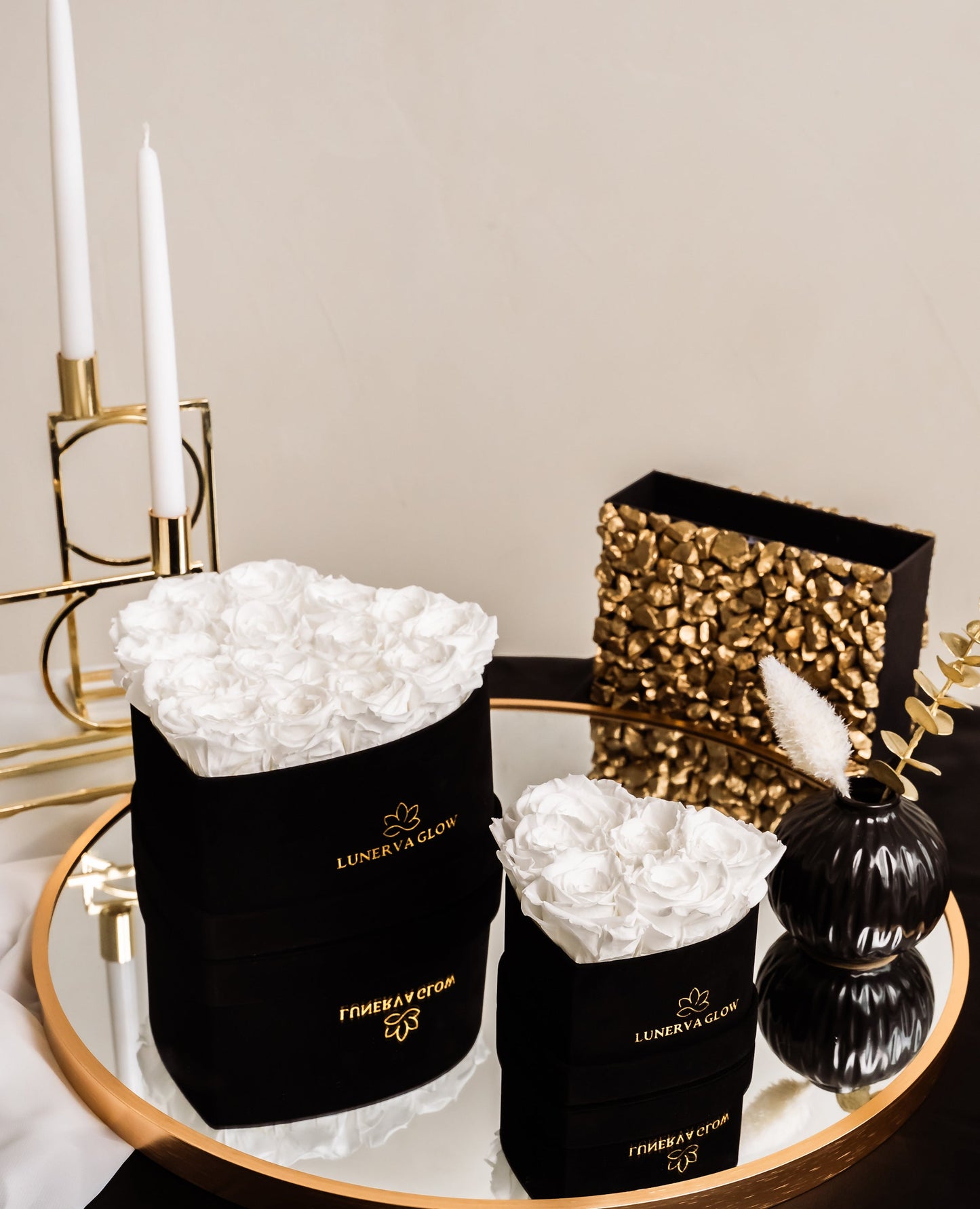 Geschenkidee Herzboxen aus Samt gefüllt mit infnity Rosen in weiss. Ein romantisches Geschenk zum Muttertag oder Jahrestag | Lunerva Glow 