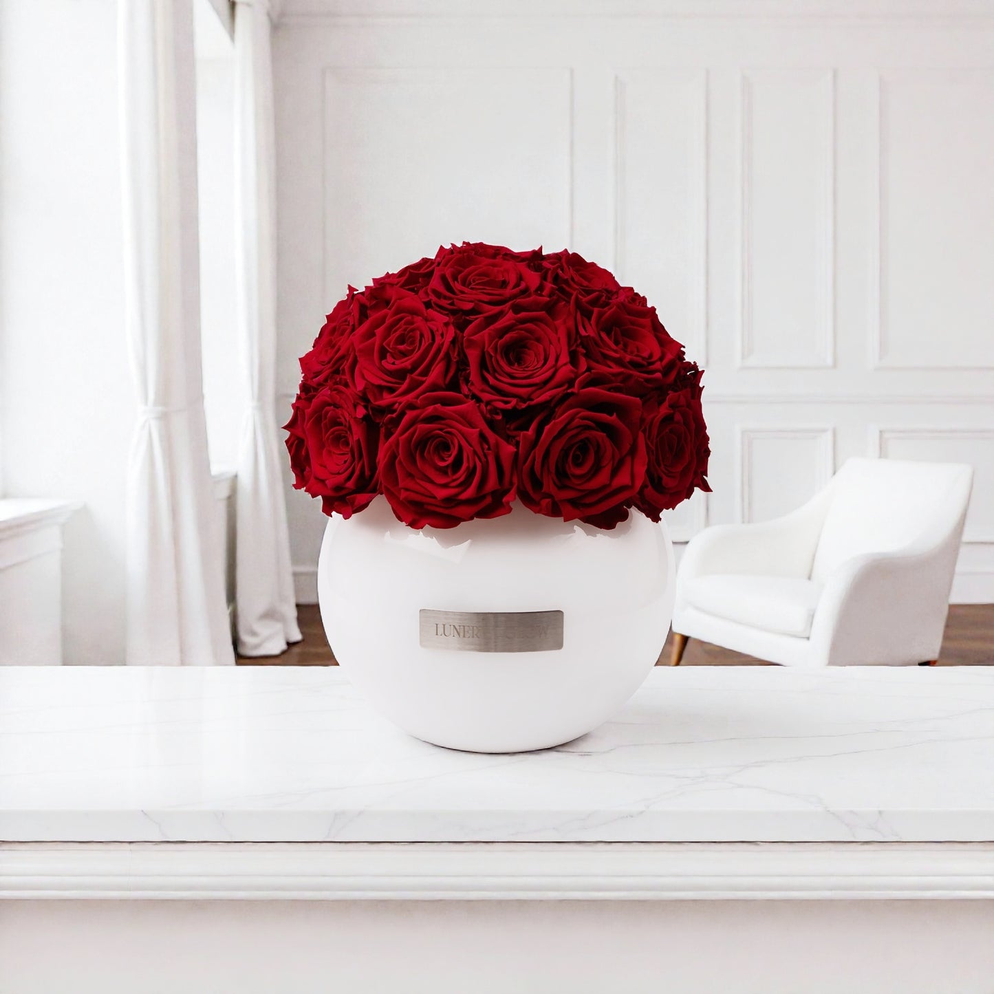 Weisse glass Vase mit haltbaren Rosen in Royal Red | LUNERVA GLOW 