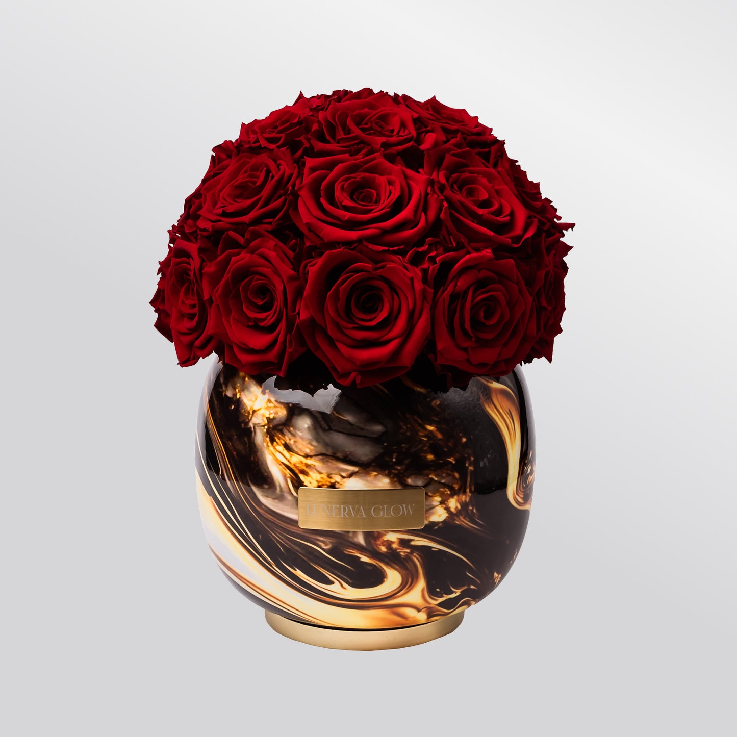 Rote ewige Rosen in der Metallvase mit aufwendiger goldener Muster| Lunerva Glow