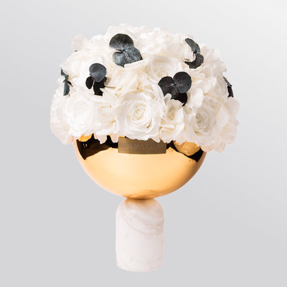 Weisse Marmorvase mit konservierten Blumen mix Ewige Rosen und Hortensien | LUNERVA GLOW 