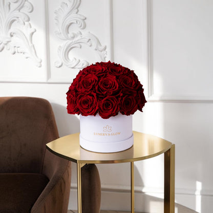 Weiße runde Samtbox in Mushroom Optik mit echten ewigen Rosen in Royal Red | Lunerva Glow 