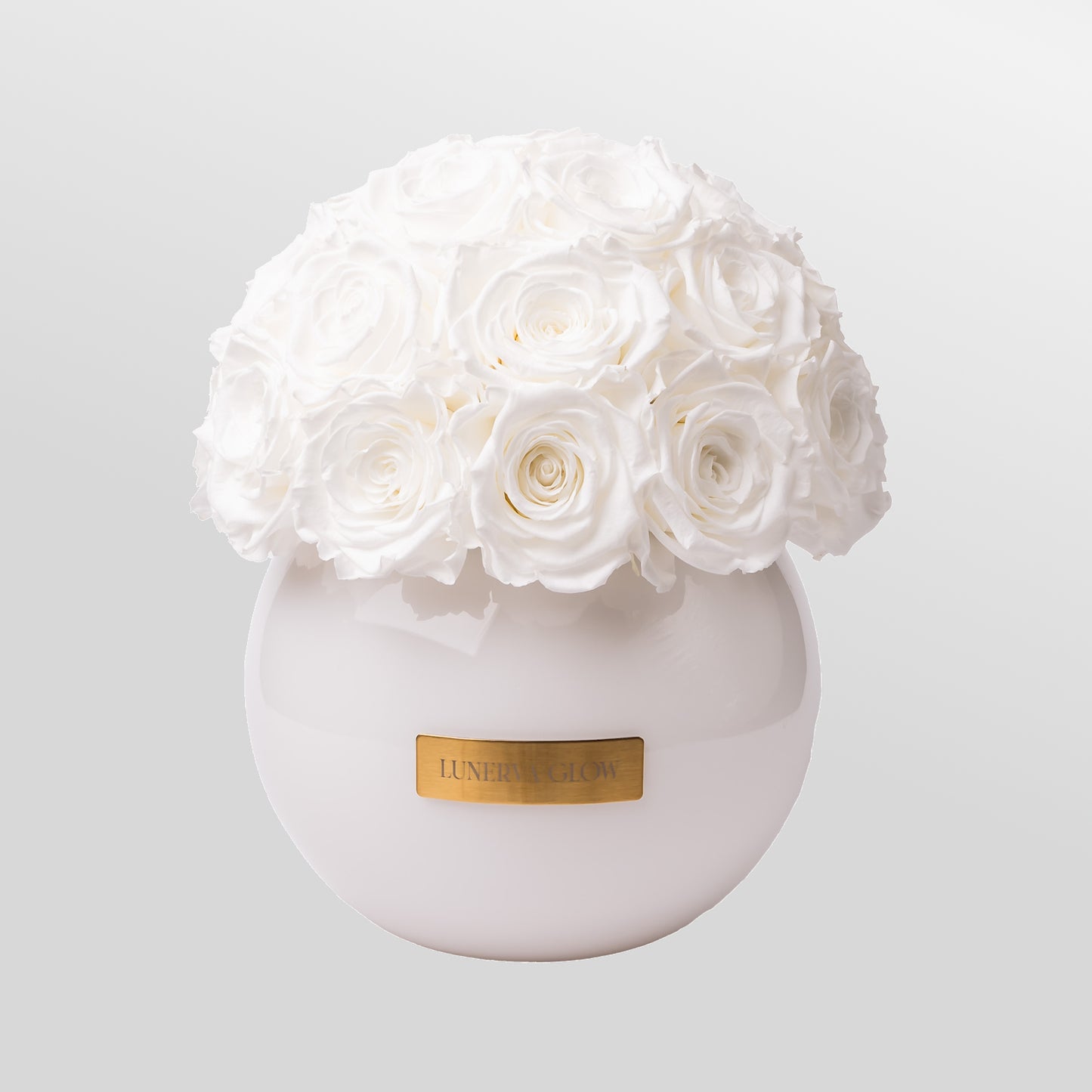 Weisse Glas Vase mit konservierten Rosen | Lunerva Glow